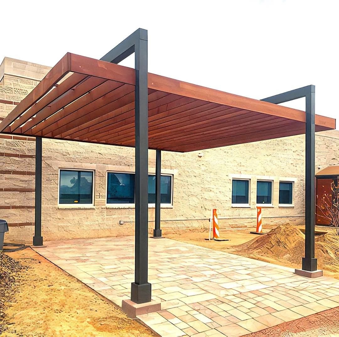 تركيب برجولات خشبية فاخرة في حديقة منزلية