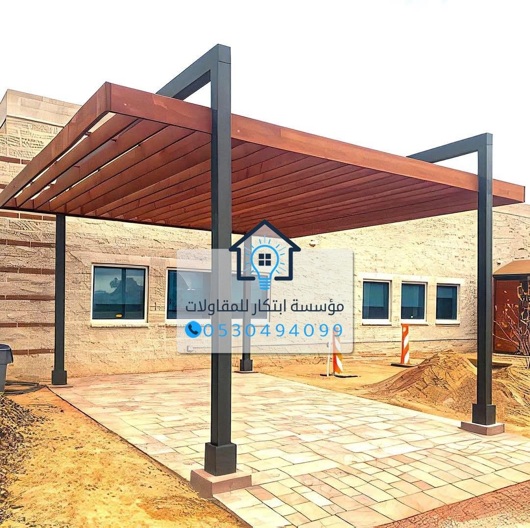 تركيب برجولات خشبية فاخرة في حديقة منزلية