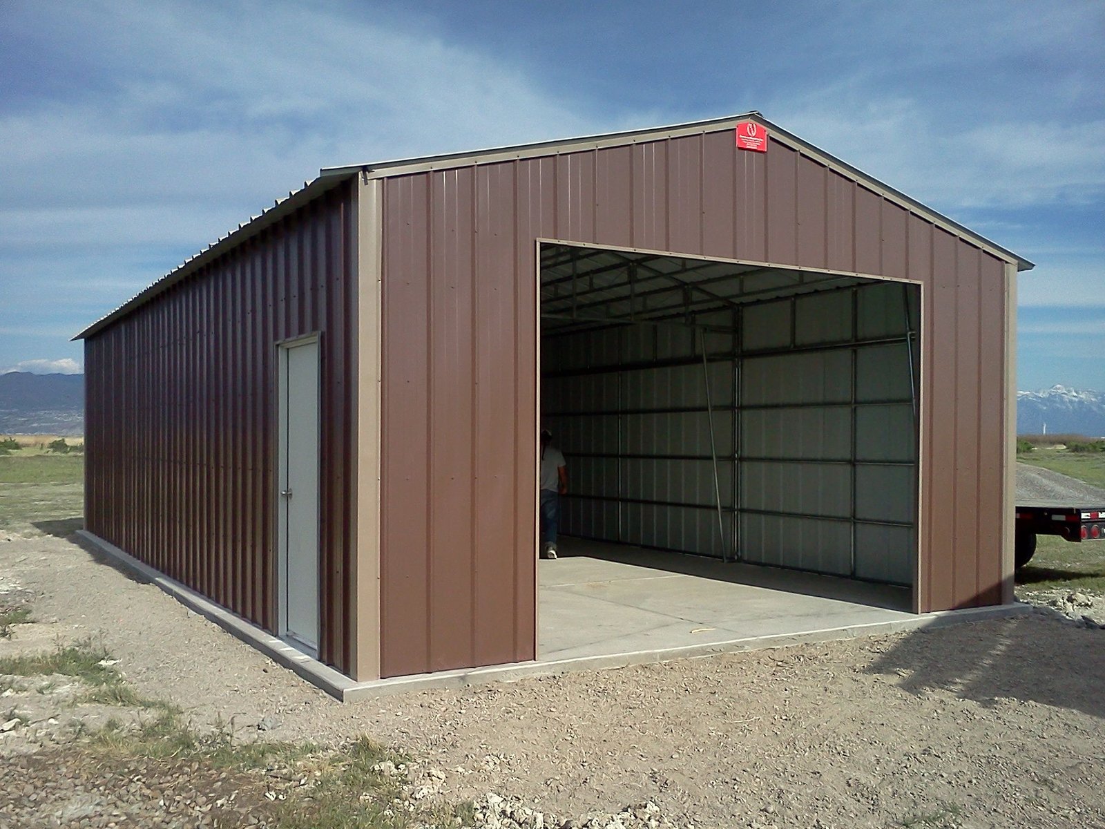 مستودع معدني حديث مجهز بالكامل للتخزين